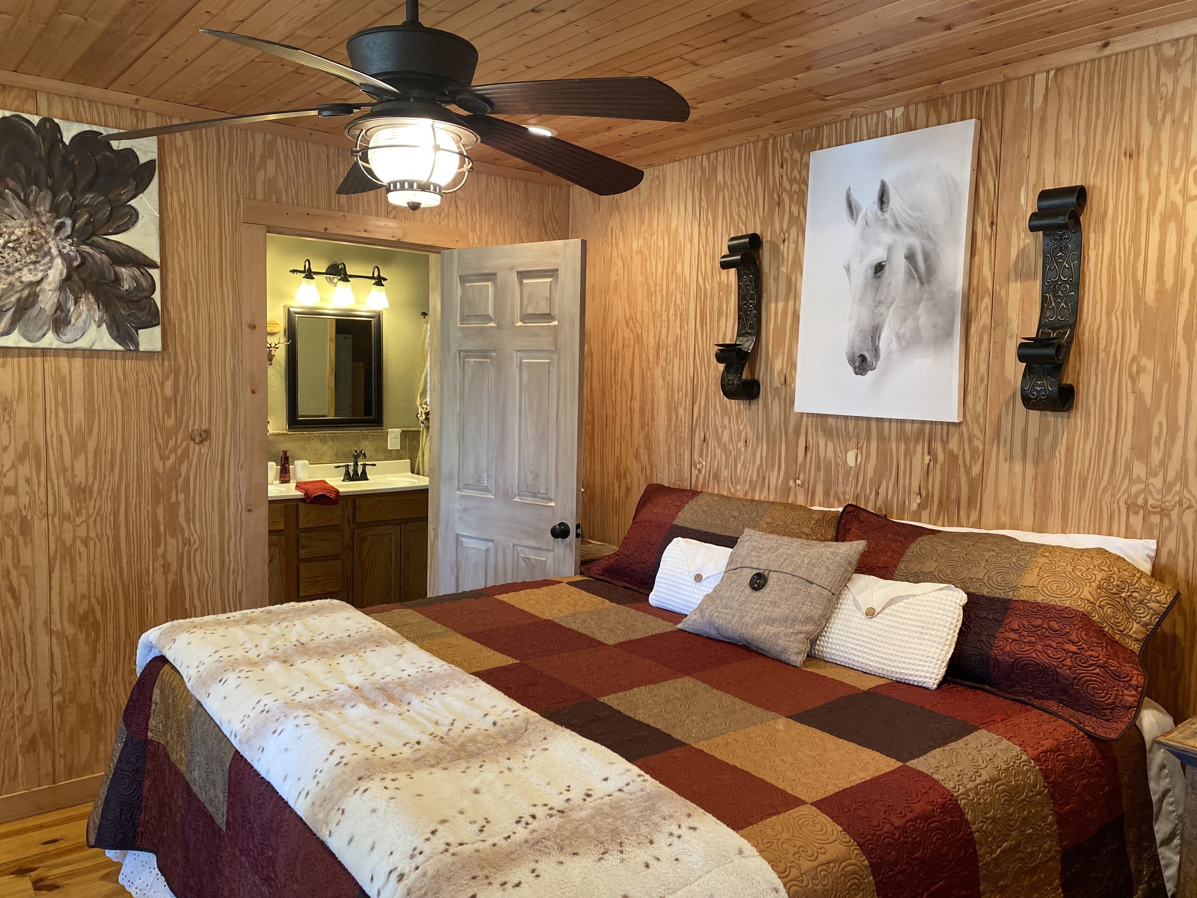 CabinOnTheCreek-Waco Glamour meets rustic charm. Kayaks, canoe, fire-pit & pets!