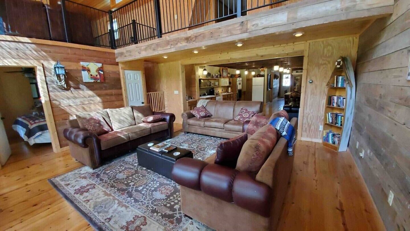 CabinOnTheCreek-Waco Glamour meets rustic charm. Kayaks, canoe, fire-pit & pets!