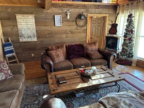 Smart TV, fireplace, video games, DVD player - ChristmasCabinOnTheCreek-Lake Limestone-all year tasteful rustic charm & grace. (Groesbeck)