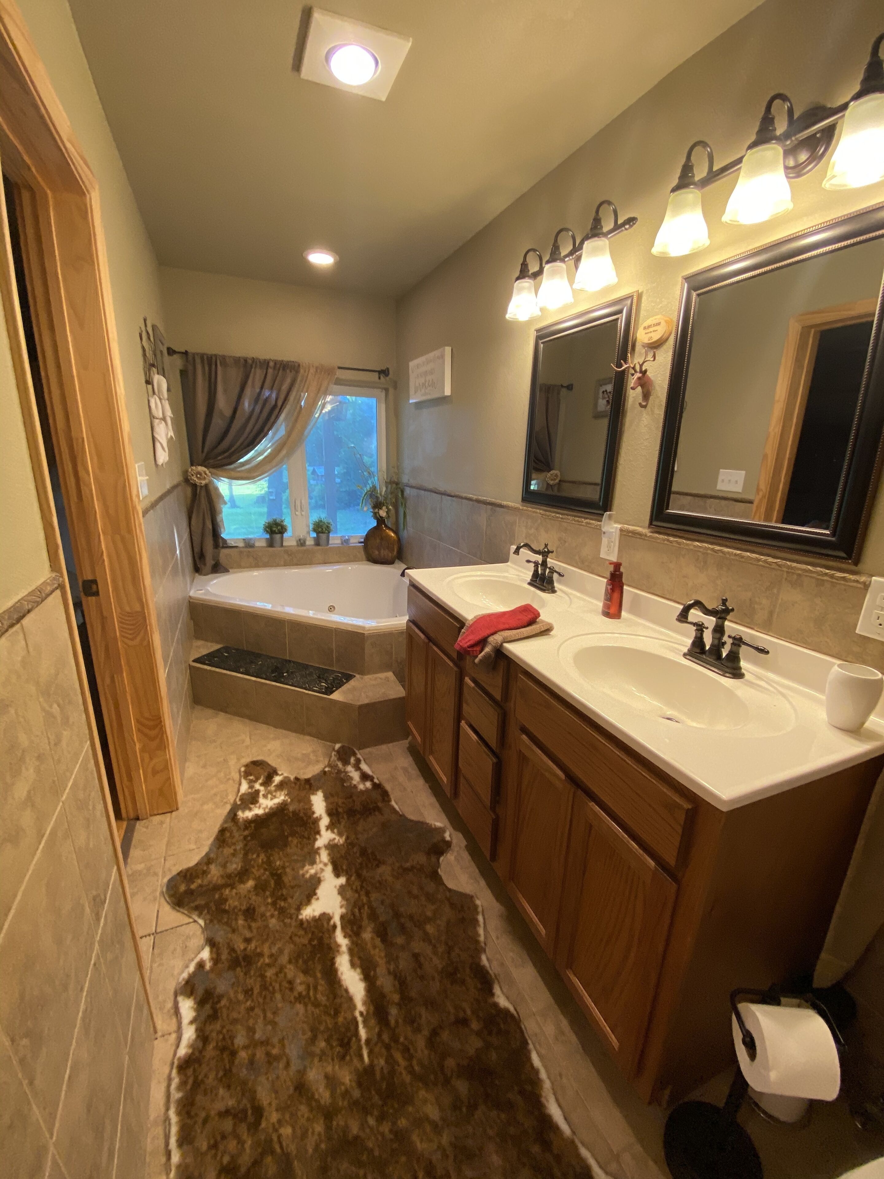 CabinOnTheCreek-Waco Glamour meets rustic charm. Kayaks, canoe, fire-pit & pets!