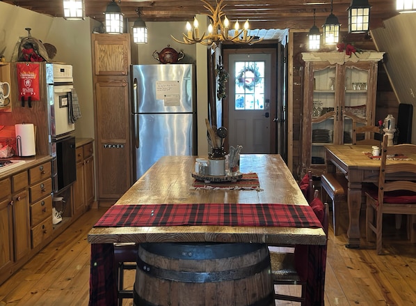 Dining - CabinOnTheCreek.Tx-Lake Limestone- tasteful rustic charm & grace. (Groesbeck)