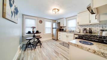 Fridge, microwave, stovetop, dishwasher