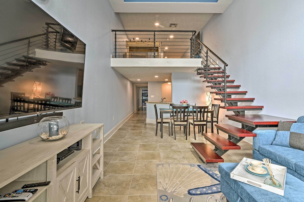 Upscale Condo w/ Community Pools & Large Patio!