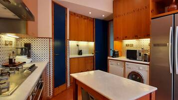 Microondas, horno, parrilla de estufa y lavavajillas