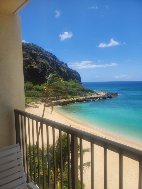 Accommodatie ligt op het strand, ligstoelen, strandlakens