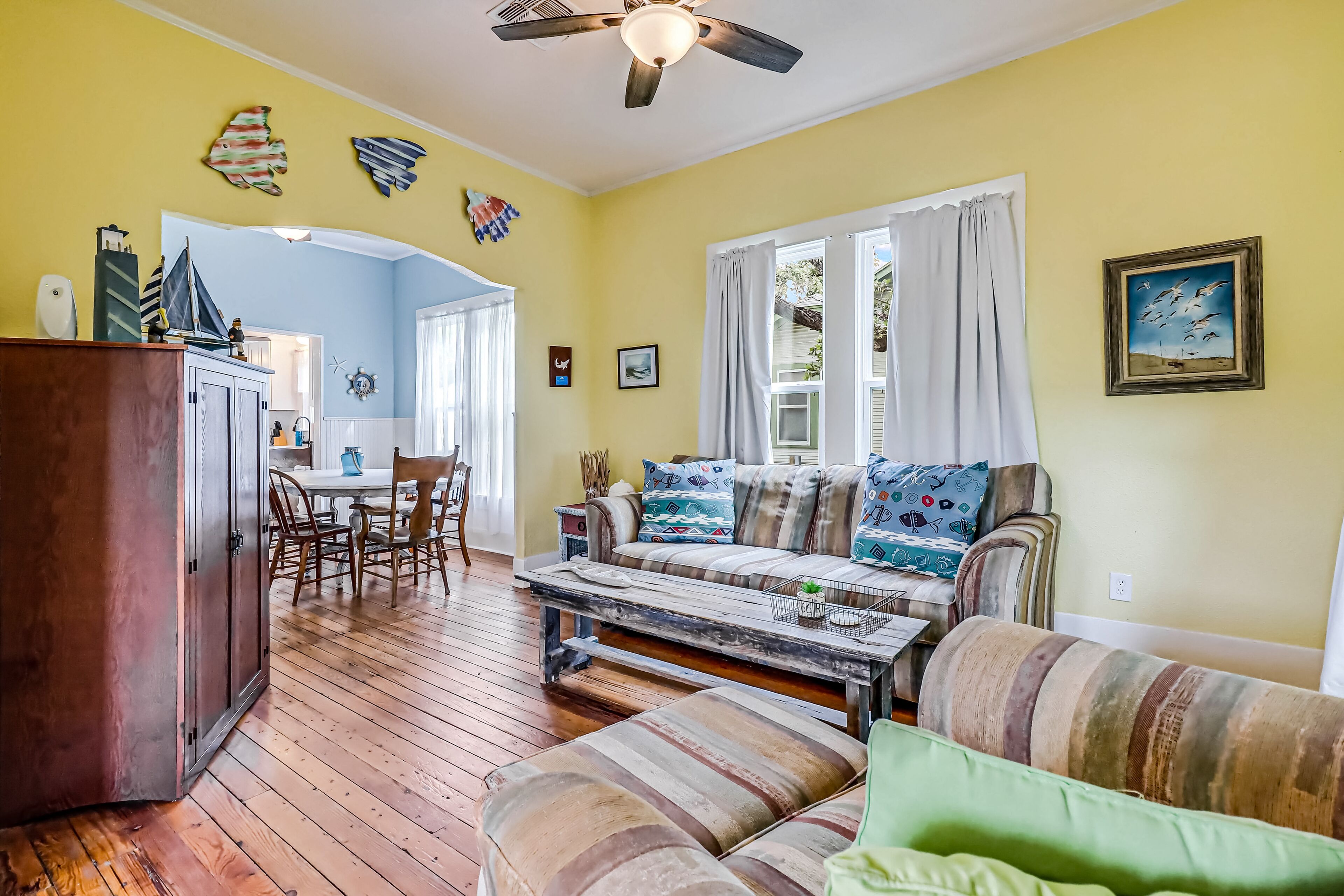 Dog-Friendly, Single Story Cottage with High-Speed WiFi and Central AC