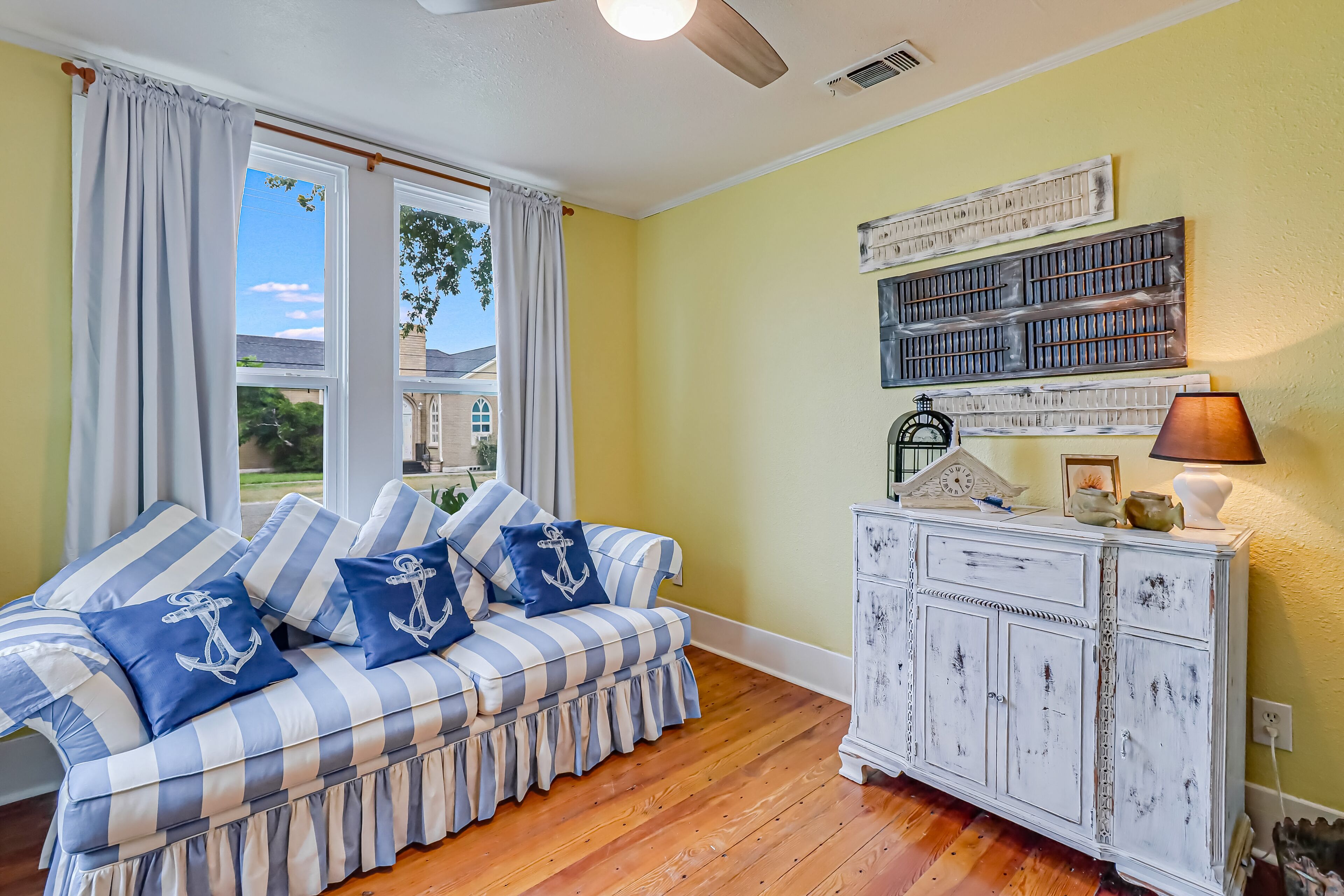 Dog-Friendly, Single Story Cottage with High-Speed WiFi and Central AC