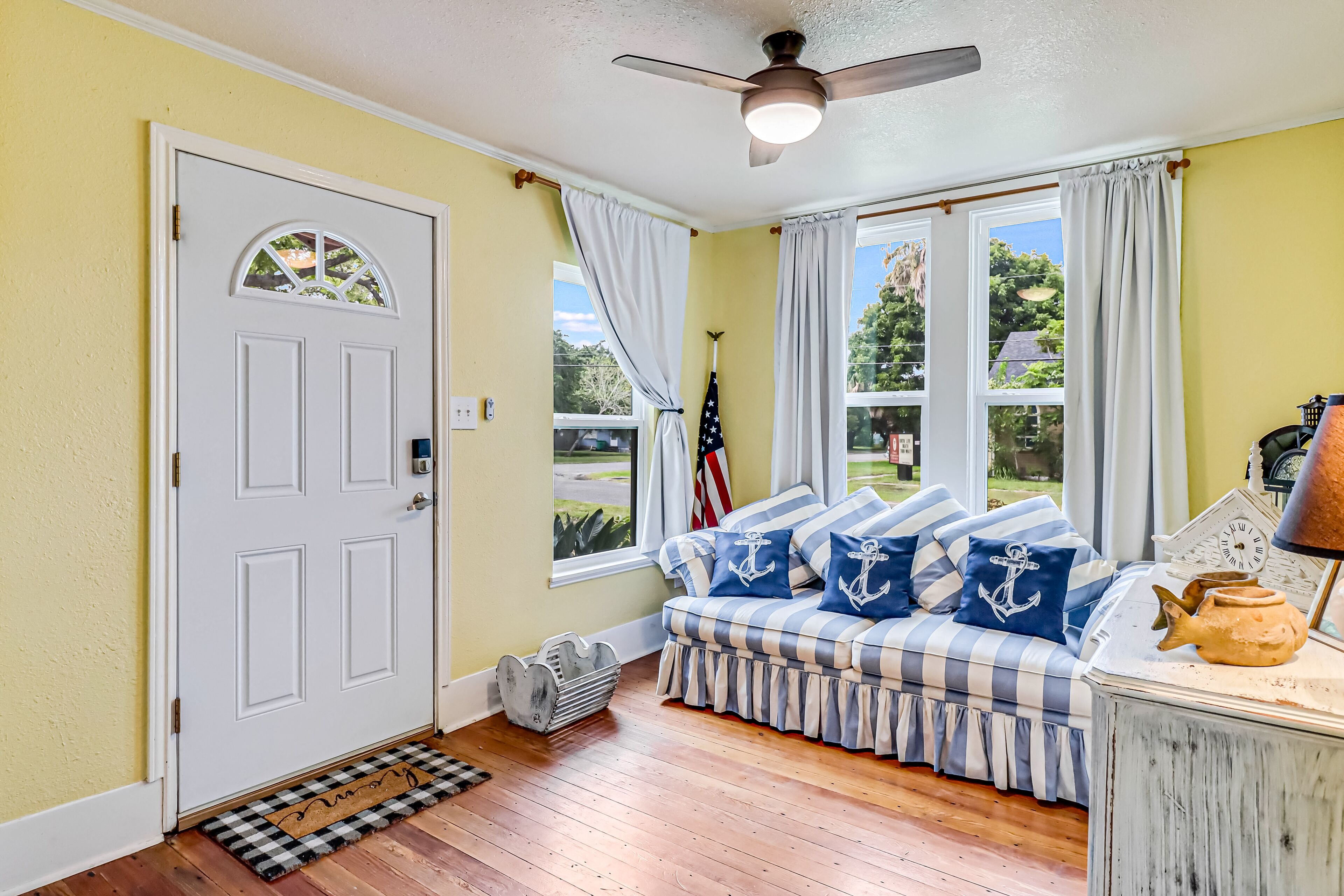 Dog-Friendly, Single Story Cottage with High-Speed WiFi and Central AC