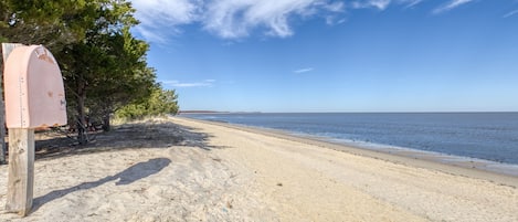 Beach nearby, sun-loungers, beach towels
