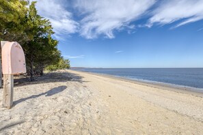 Una playa cerca, sillas reclinables de playa, toallas de playa