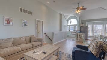 TV connectée, lecteur de DVD, livres, vidéothÚque