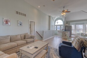 TV connectée, lecteur de DVD, livres, vidéothèque