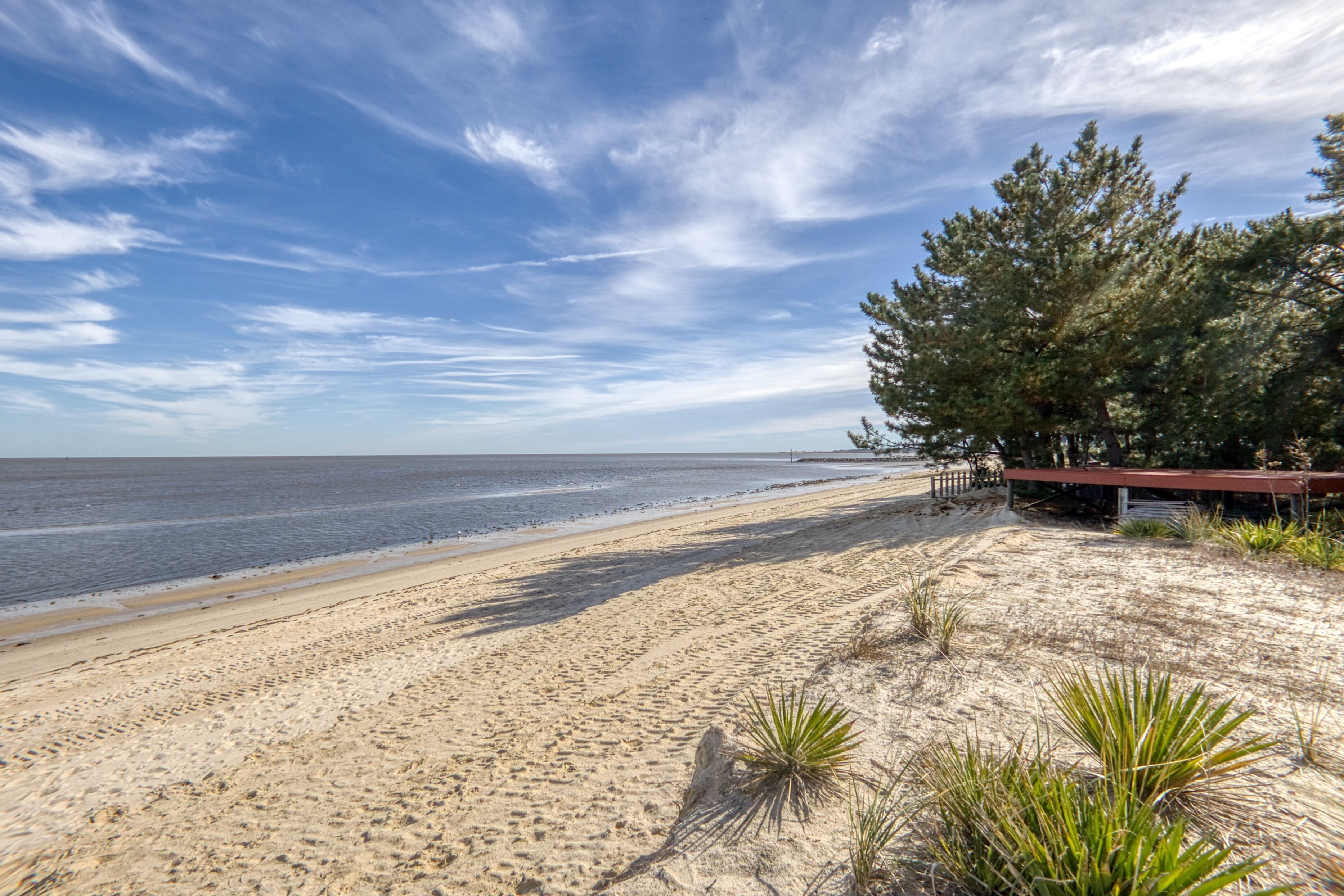 Beach nearby, sun loungers, beach towels