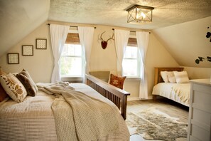 4 bedrooms, iron/ironing board, WiFi, bed sheets