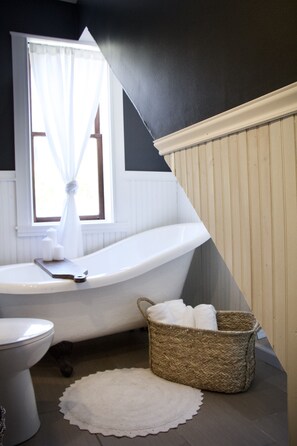 Ensemble douche/baignoire, sèche-cheveux, serviettes fournies, savon