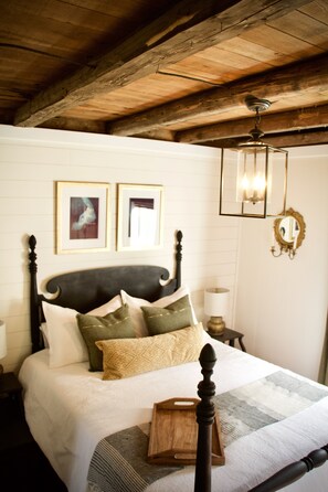 4 bedrooms, iron/ironing board, WiFi, bed sheets - Little White Farmhouse in Sister Bay (Sister Bay)