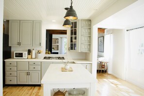 Refrigerador, microondas, horno, placa de cocina