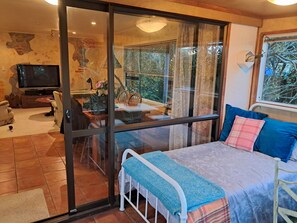 3 bedrooms, iron/ironing board, free WiFi, bed sheets - Secret Cottage (Waitara)