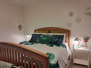 3 bedrooms, iron/ironing board, free WiFi, bed sheets - Secret Cottage (Waitara)