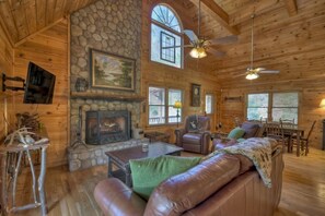 Een televisie en een open haard