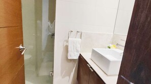 Shower, jetted tub, hair dryer