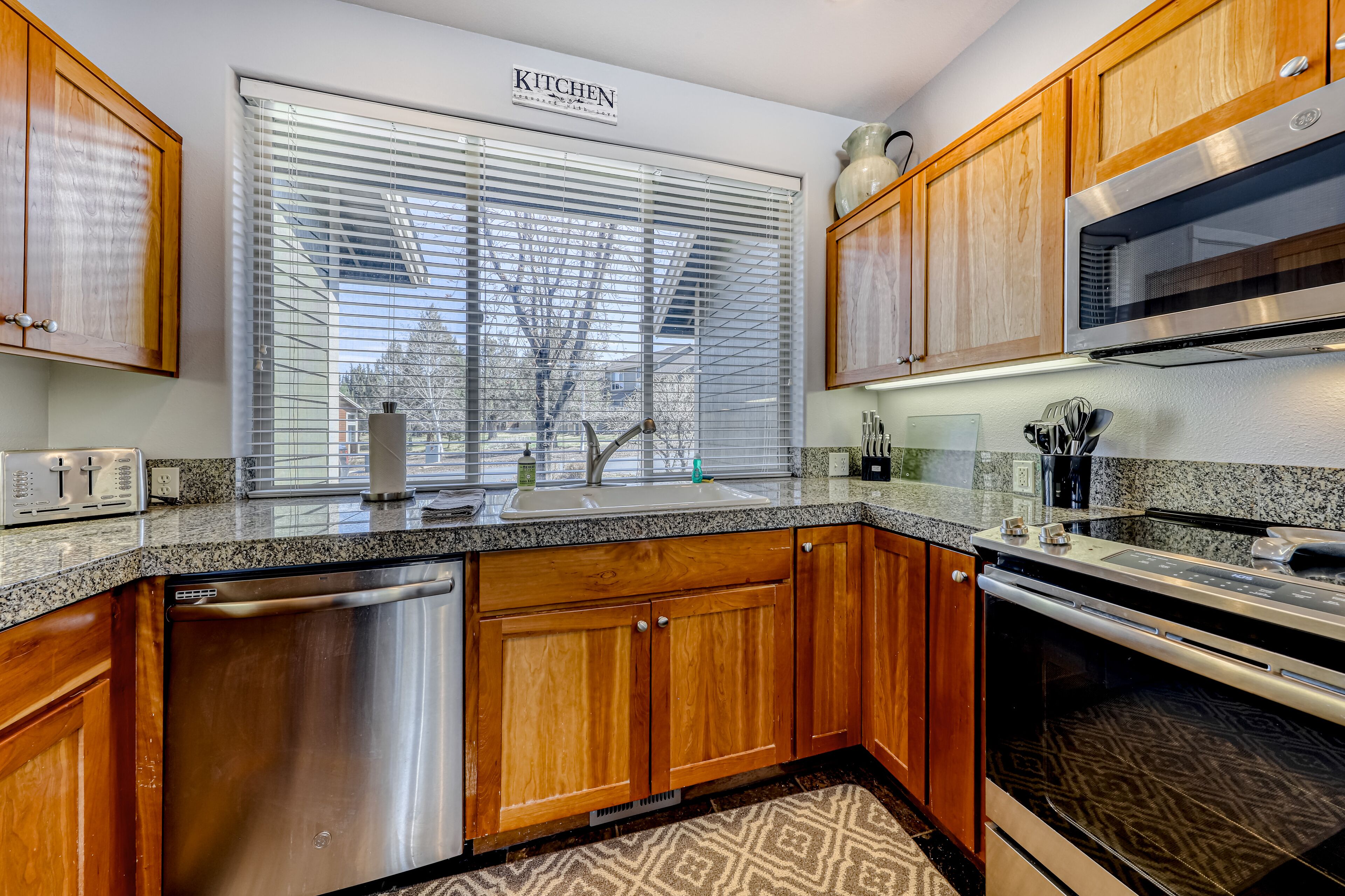 Two-Story Townhouse w/Free WiFi, Fireplace, A/C, Patio, & Shared Hot Tub, Pools