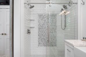 Douche, sèche-cheveux, serviettes fournies, savon