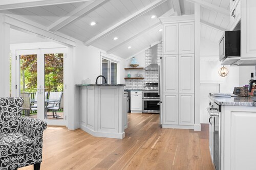 Newly renovated 1950's leelanau trail side cottage 