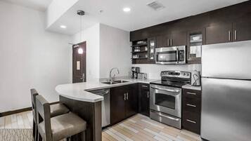 Réfrigérateur, micro-ondes, four, plaque de cuisson