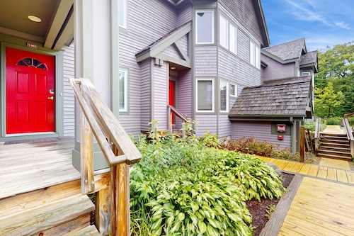 Inviting ski-in/ski-out condo - free WiFi, gas fireplace & free ski shuttle