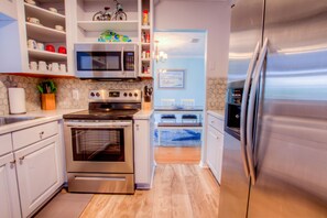 Fridge, microwave, oven, stovetop - 3-bedroom vacation home 14 minutes from St. Johns Town Center (Ponte Vedra Beach)