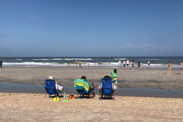 Perto da praia, espreguiçadeiras, toalhas de praia