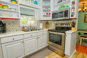 Refrigerador, microondas, horno y parrilla de estufa