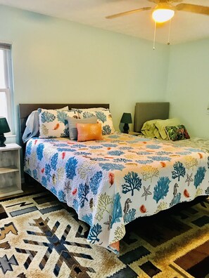 3 habitaciones, escritorio y tabla de planchar con plancha