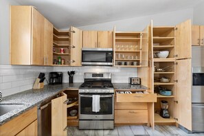 Fridge, microwave, oven, stovetop - Bright "Mid-Century Modern" Ranch (Rochester)