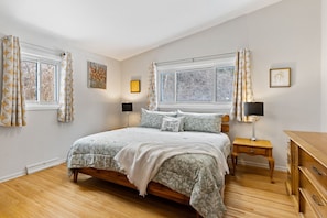 3 soverom, skrivebord, strykejern/-brett og reiseseng for barn