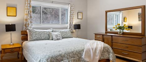 3 chambres, bureau, fer et planche à repasser, lit de bébé portatif