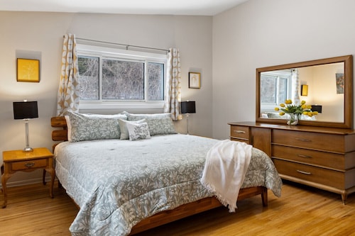 Bright "Mid-Century Modern" Ranch