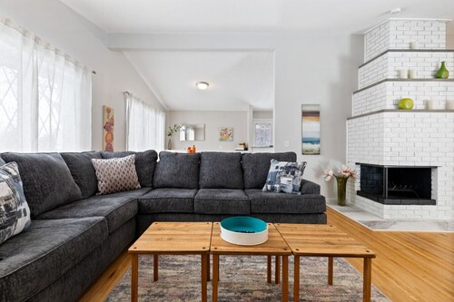 Bright "Mid-Century Modern" Ranch