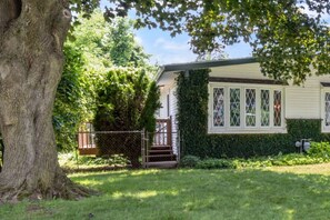 المنطقة المحيطة بالمنشأة