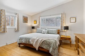 3 bedrooms, desk, iron/ironing board, travel crib