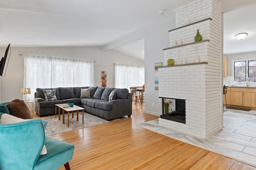 Bright "Mid-Century Modern" Ranch