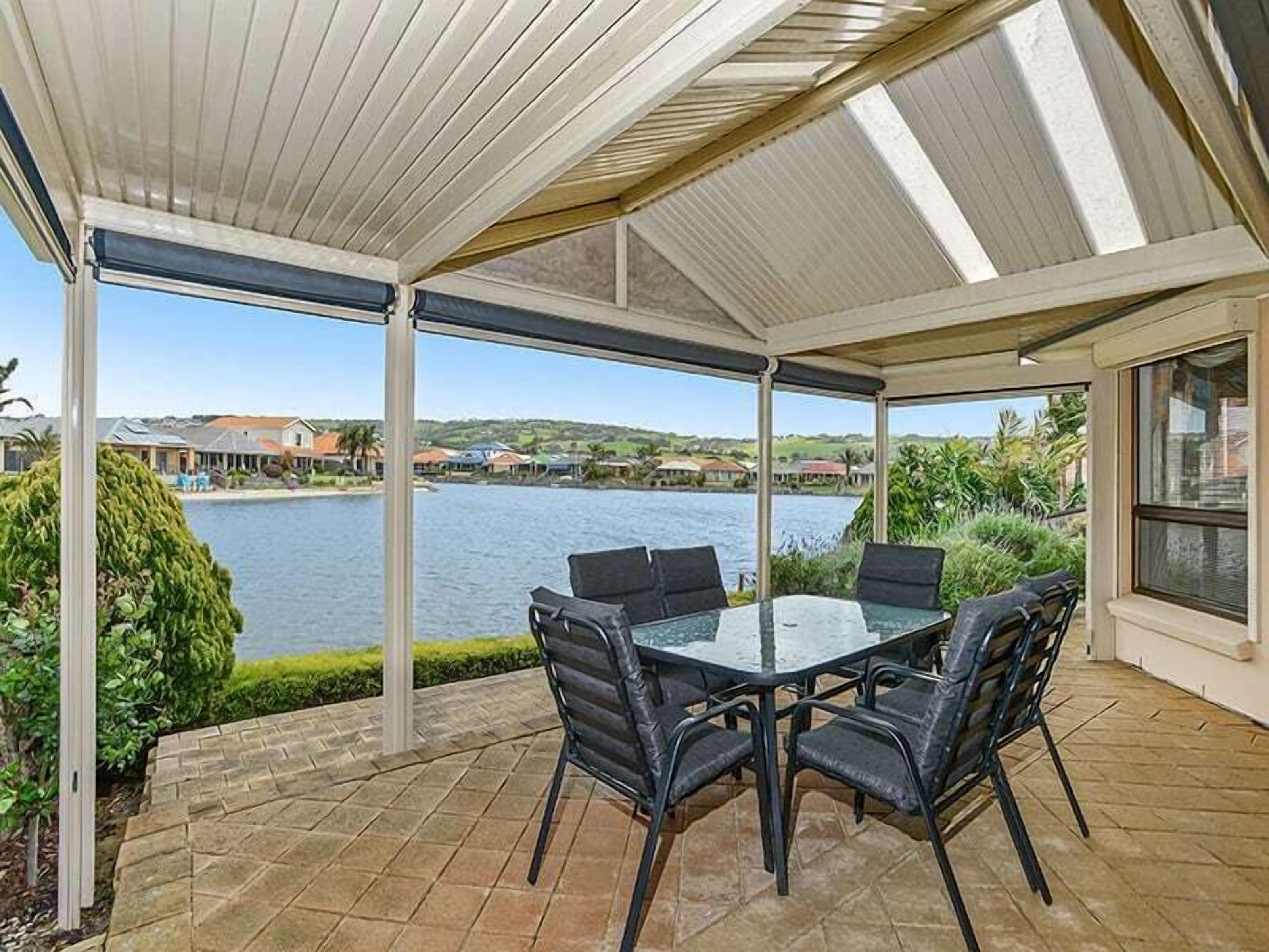 22 Lakeside Cct - Spacious Lakefront Home