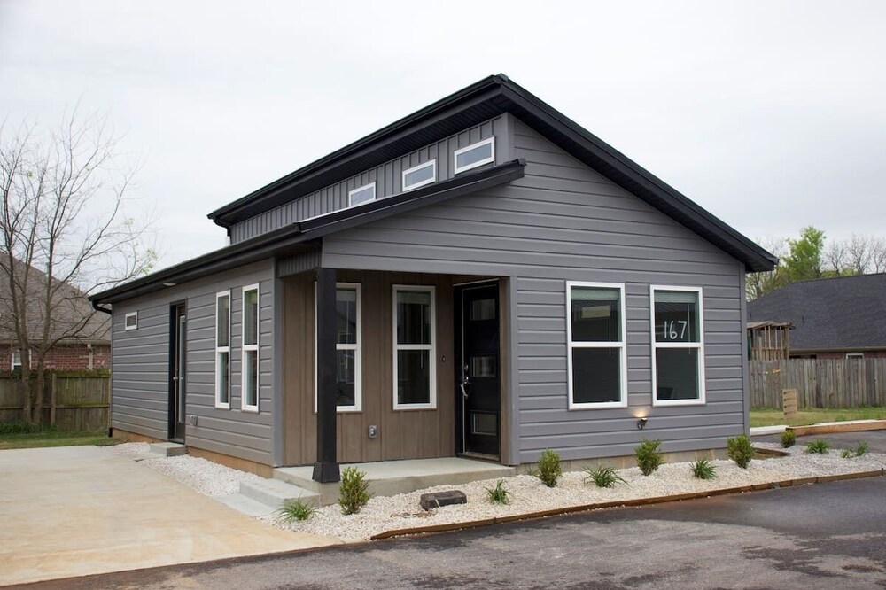 Tiny Home near MTB Trails, Wal-Mart HQ, Sleeps 6+