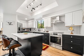 Jääkaappi, mikroaaltouuni, uuni, liesi