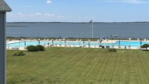 Zona residencial con piscina, césped y vistas al mar.