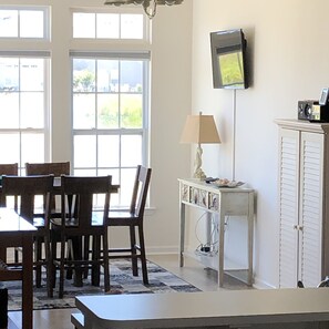 Dining - Family Friendly Beachy Bayside Townhome - Flip Flop Escape Near Ocean City, MD (Selbyville)