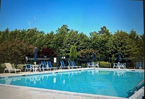 Pool - Family Friendly Beachy Bayside Townhome - Flip Flop Escape Near Ocean City, MD (Selbyville)