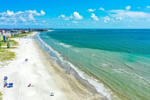 Playa en los alrededores, camastros y toallas de playa 