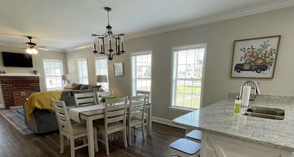 Conductor’s Corner - Exquisite Railside Cottage in Folkston, GA